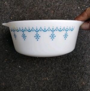 PYREX Snowflake casserole dish VINTAGE MADE IN USA